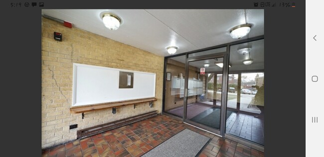 Building Photo - 919 N Boxwood Dr