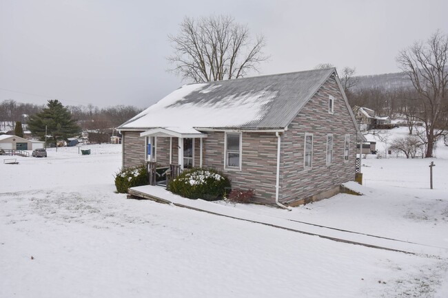 Foto del edificio - Quaint Home in Mill Hall with 2 Car Garage!