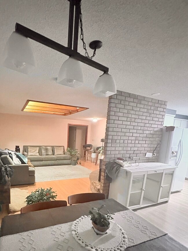 Building Photo - 795 Oak Knoll Dr