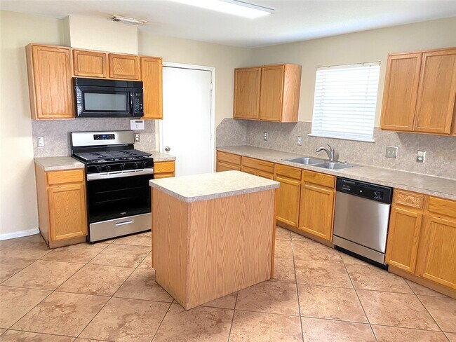 Foto del edificio - 15106 Western Skies Dr