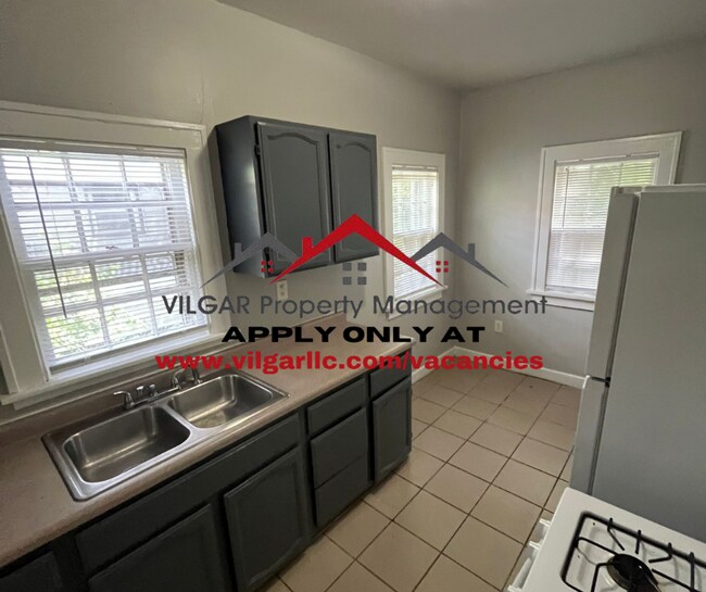 Foto del edificio - Wow, what a home! This updated 3 bedroom, ...