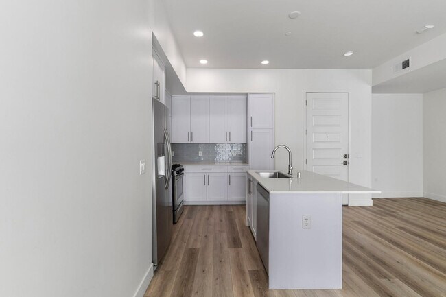 Foto del edificio - 7300 E Earll Dr