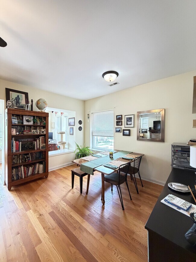 Foto del edificio - 823 W Lawrence Ave