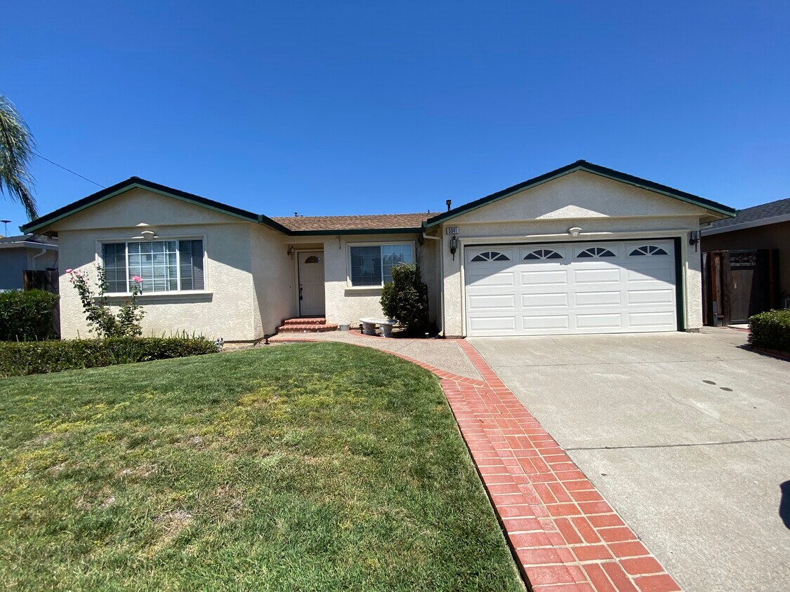 Primary Photo - 5041 Hyde Park Dr