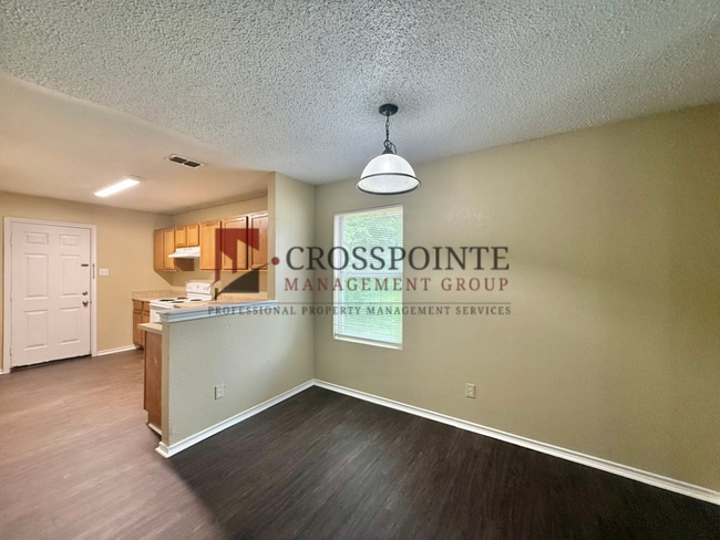Building Photo - 3 Bedroom, 2 Bathroom Home!