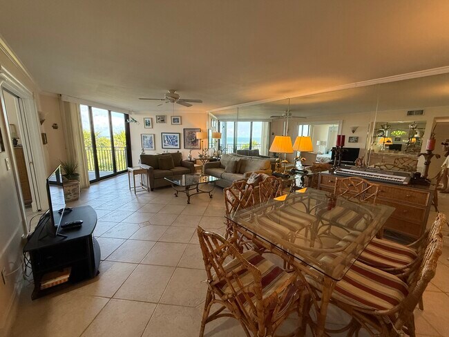 Dinning table - 1800 Atlantic Blvd