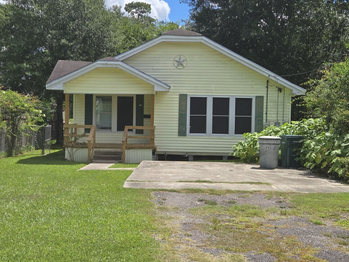 Primary Photo - 458 Belvedere Dr