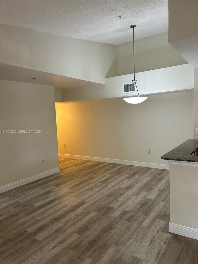 Foto del edificio - 2494 Centergate Dr