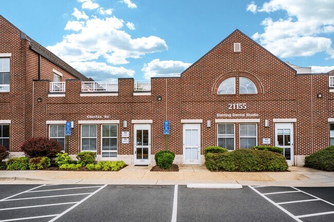 Foto del edificio - 21155 Whitfield Pl