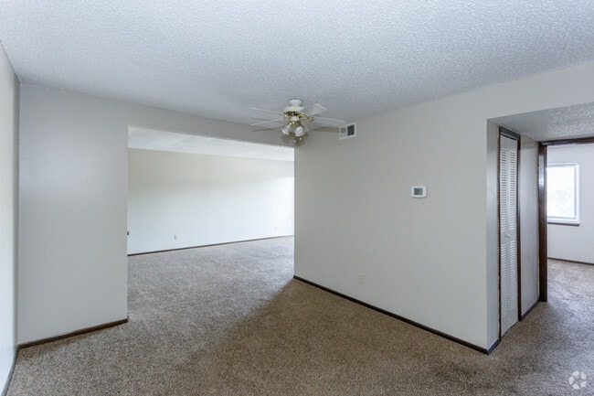 2BR, 1BA - 900 SF - University Heights Apartments