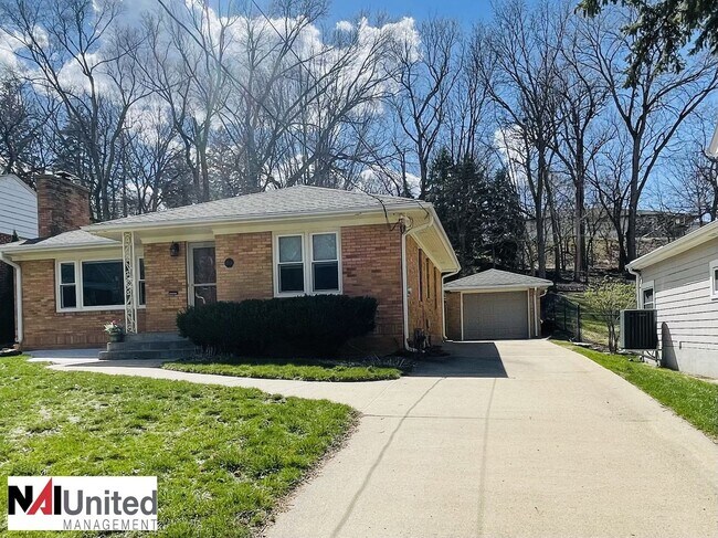 Building Photo - 3 bedroom, 2 bathroom near Grandview Park