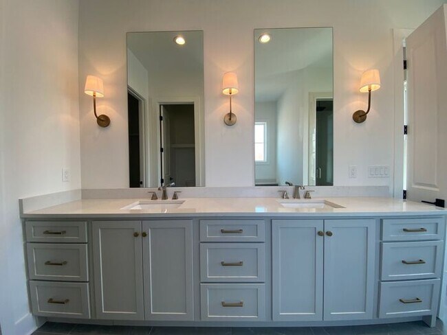Foto del edificio - Luxury 4 Bed 3 Bath - 4 Minutes from Downt...