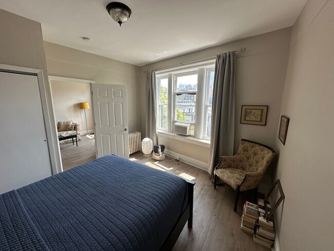 Building Photo - No-Fee Sun-Filled Top-Floor Apt (2BR/1Bath...