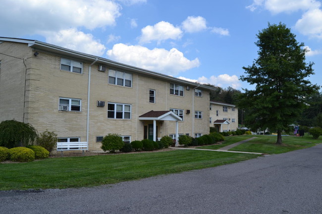 Town and Country Apartments - Town & Country Apartments