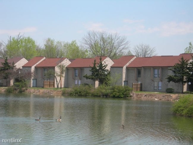 Building Photo - 2400 Shore Blvd E