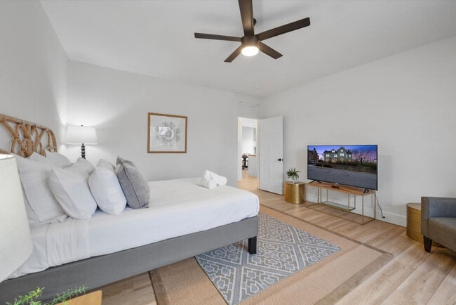 Building Photo - 242 Mccormick Pl