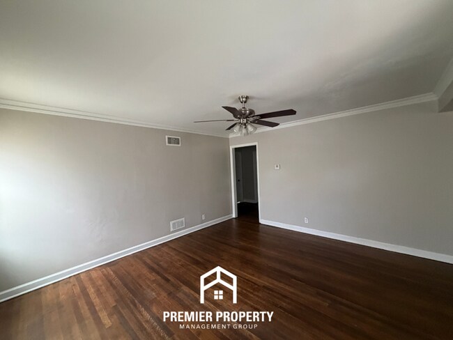 Foto del edificio - Charming 3BR Home in 38117 | Hardwood Floors & Large Fenced Backyard