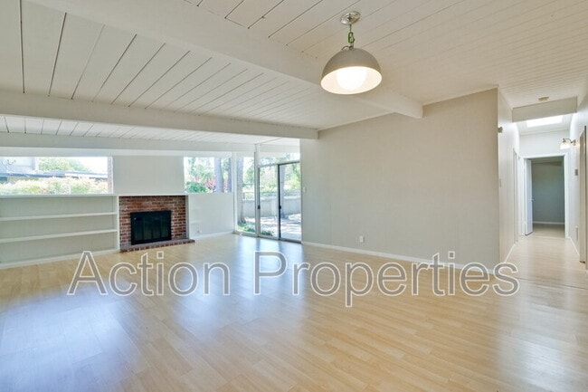 Foto del edificio - 3974 Duncan Pl