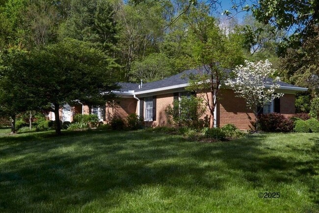 Foto del edificio - 532 W Broadway