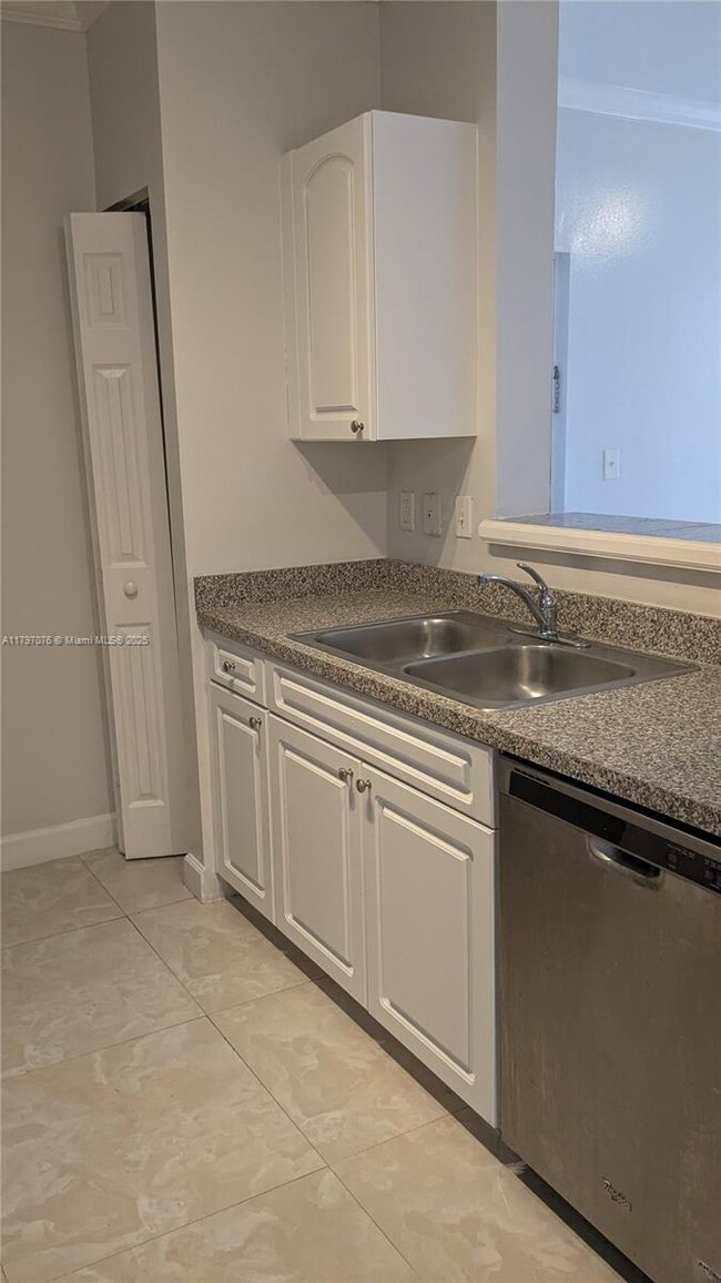 Foto del edificio - 6841 SW 44th St
