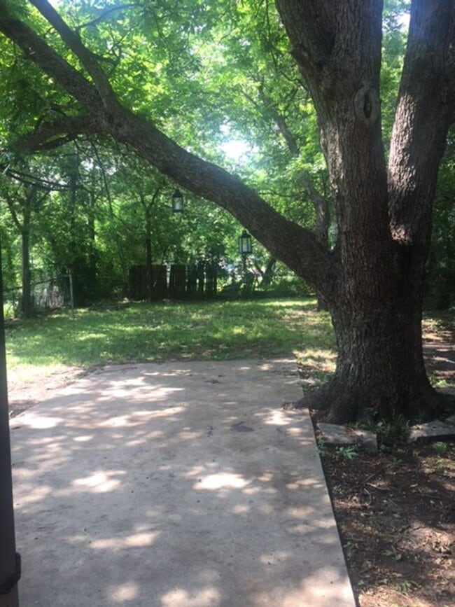 2 BEDROOM 1 BATHROOM HOUSE WITH HUGE FENCED BACKYARD - 2 BEDROOM 1 BATHROOM HOUSE WITH HUGE FENCED BACKYARD