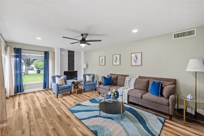 Foto del edificio - 2344 Woodcrest Dr