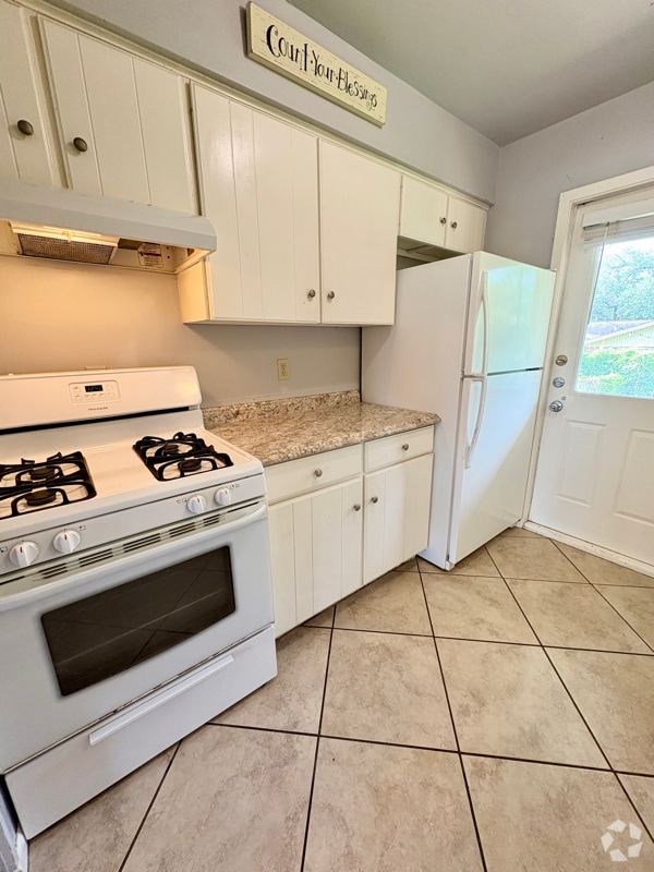Building Photo - 326 Briarwood Dr