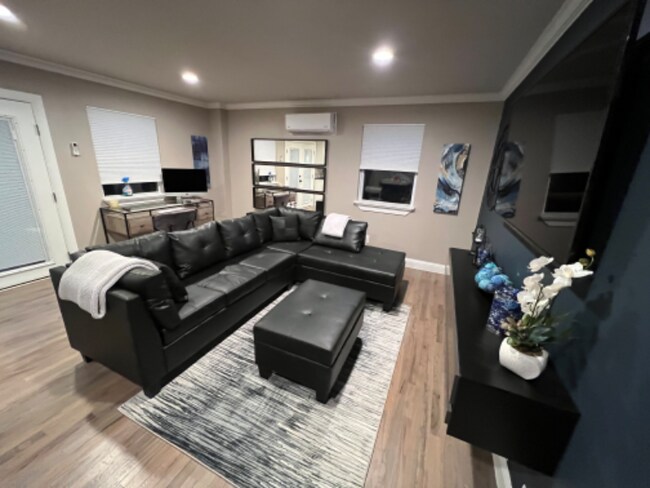 Building Photo - 7018 Cottonwood Cir