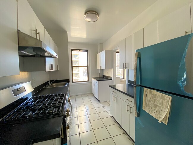 Building Photo - 592 W 178th St