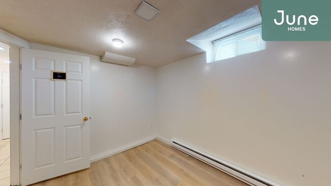 Building Photo - Queen room in 5-bed/2.0-bath Home