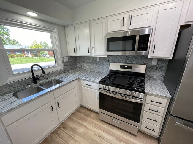 Building Photo - Fully Furnished Mid Term Near Shelbyville Country Club!