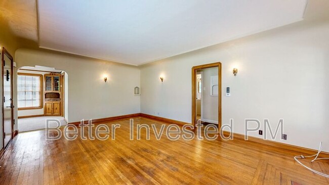 Building Photo - 633 Wright St
