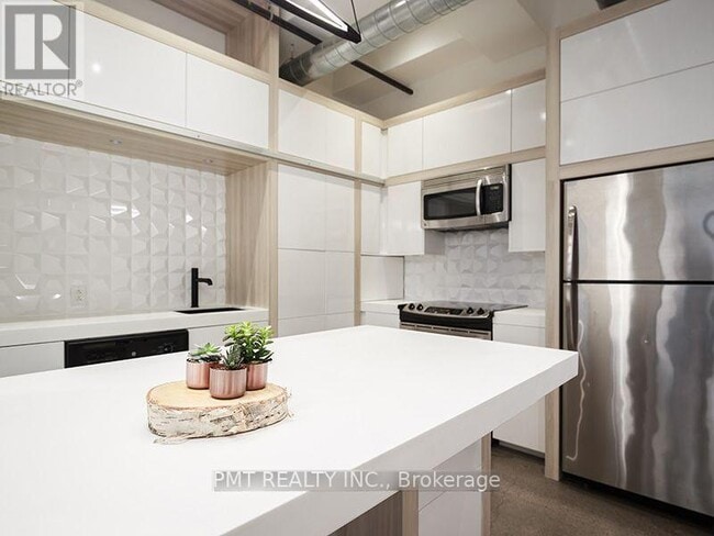 Building Photo - 19 River St