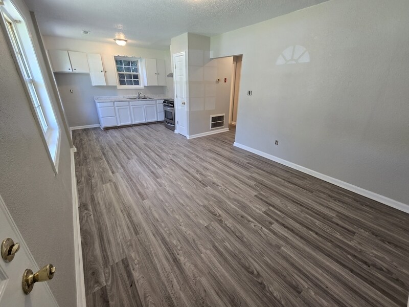 Primary Photo - 113 E Kelly Ave