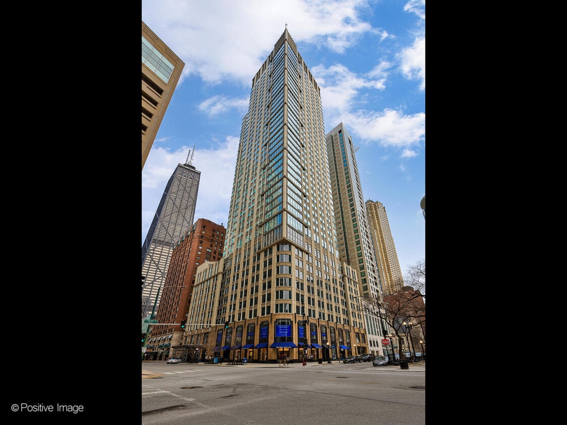 Foto principal - 57 E Delaware Pl