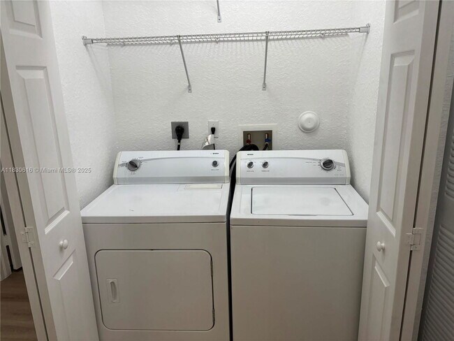 Foto del edificio - 1370 W 30th St