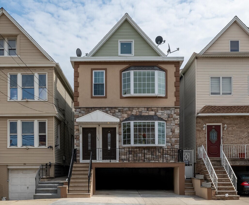 Primary Photo - 164 Avenue B