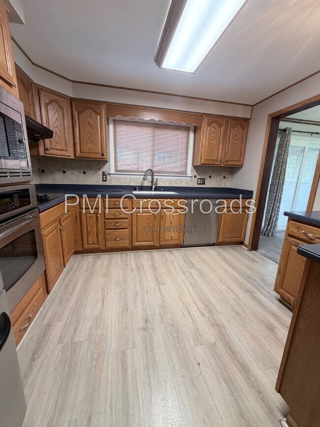 Building Photo - 1343 Oakhill Ave