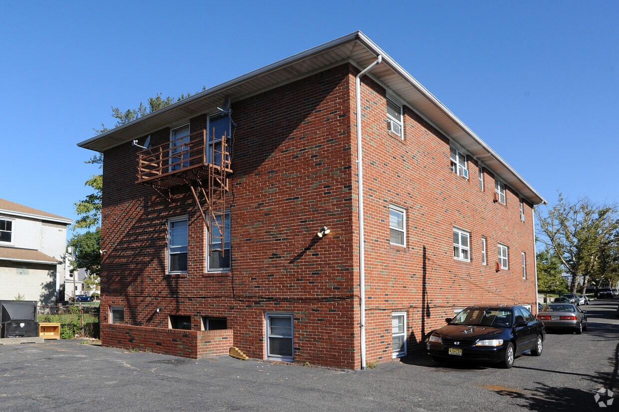 Building Photo - 1 Cedar St