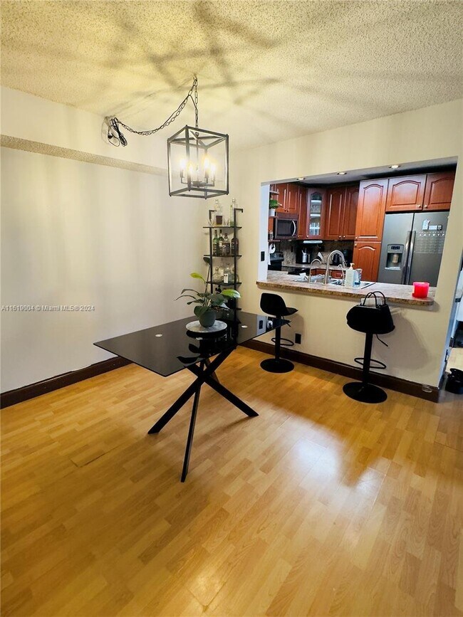 Foto del edificio - 3013 N Oakland Forest Dr