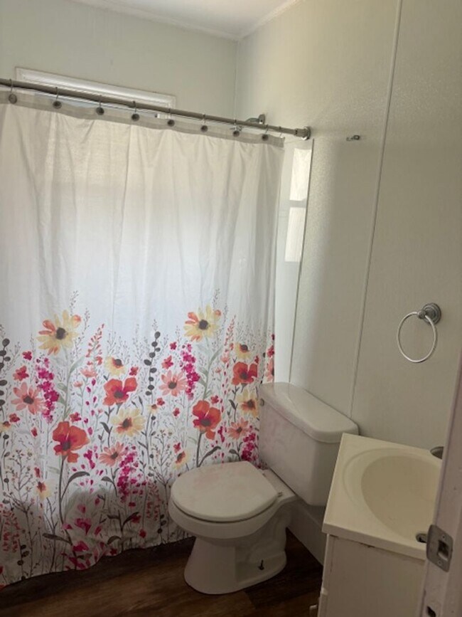 Foto del edificio - Charming 3 Bed 1 Bath Sheffield Lake Home