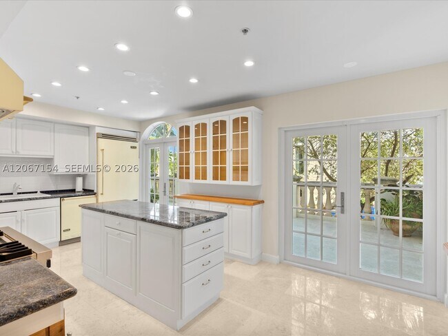 Building Photo - 730 3rd St