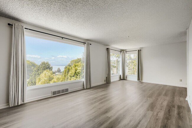 Foto del edificio - Recently Updated 3 Bed 2 Bath Seattle Home w/ Attached Garage!