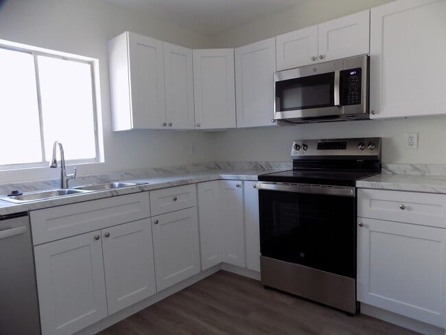 Building Photo - Fully Renovated! 4 Bedroom 2 Bath Townhome...