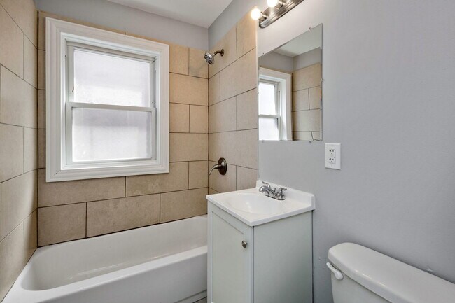 Foto del edificio - 1418 W 112th St
