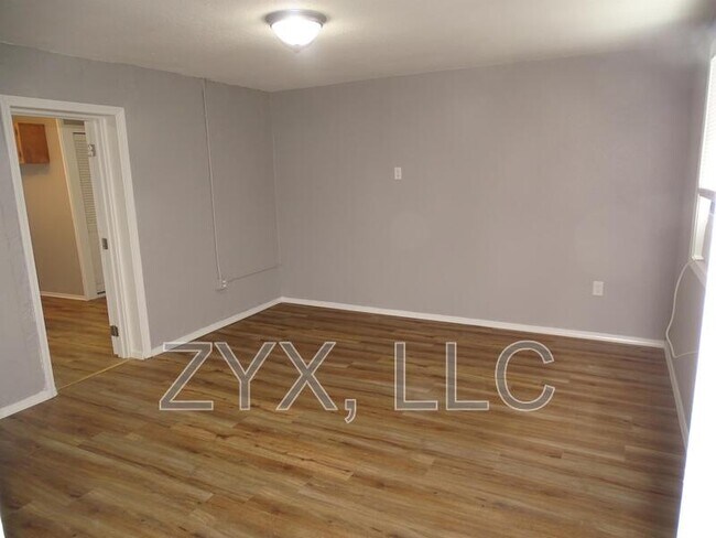 Building Photo - 412 N Lincoln Ave