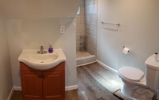 Building Photo - Large Downtown Studio, walking distance to UNR and Downtown Reno