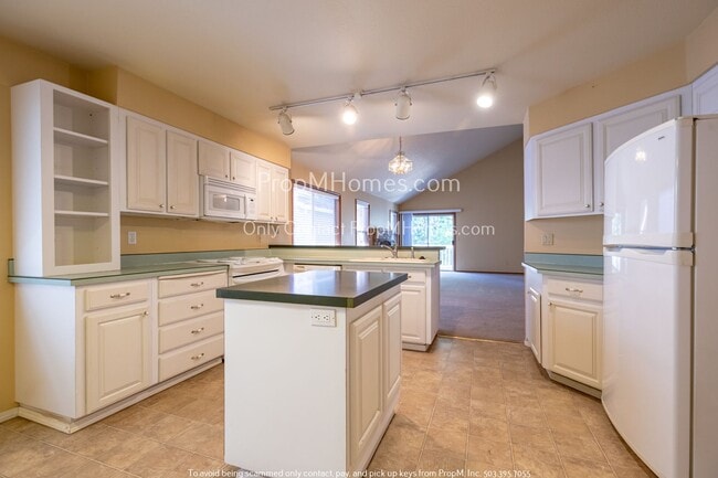 Building Photo - Spacious Four Bedroom Lake Oswego Home In ...