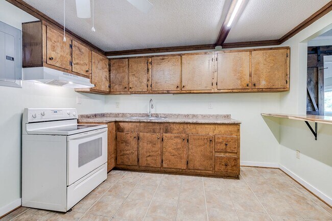 Foto del edificio - Spacious 3BR Home in Newington – Quiet Living with Room to Enjoy