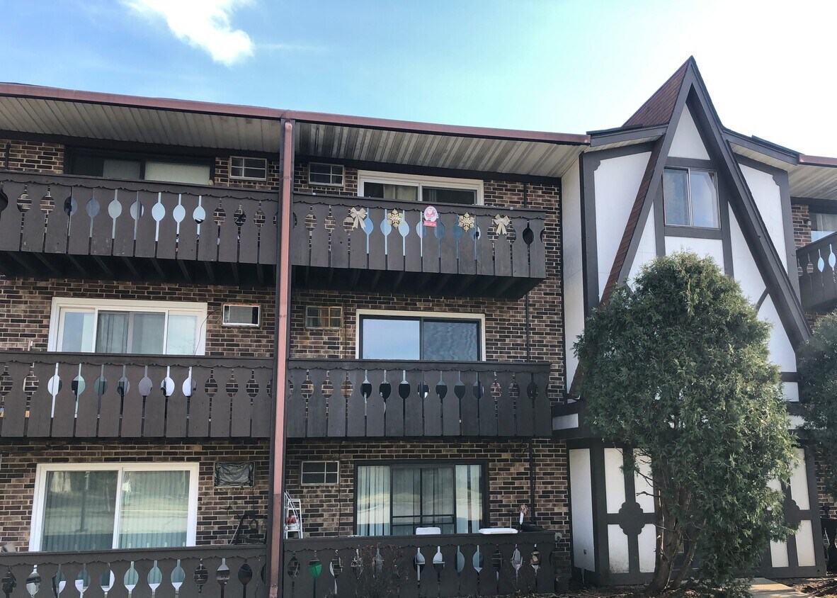 15 Crestview Ln Unit 7, Vernon Hills, IL 60061 Condo for Rent in